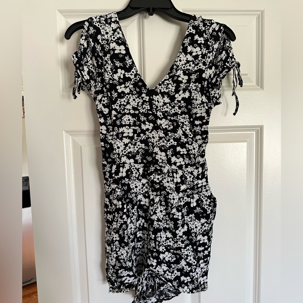 Express Women’s romper. Size 4